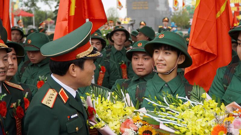 Đại tướng Nguyễn Tân Cương đã trực tiếp xuống từng hàng quân trò chuyện, dặn dò các tân binh giữ vững bản lĩnh chính trị, chấp hành nghiêm kỷ luật, không ngừng rèn luyện để trưởng thành trong môi trường quân đội và luôn xứng đáng với truyền thống của Quân đội nhân dân Việt Nam.