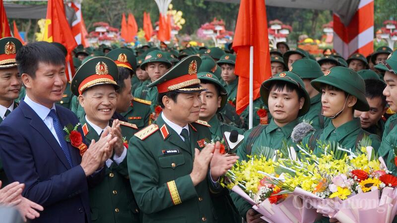 Chùm ảnh: Khoảnh khắc xúc động, tự hào trước giờ nhập ngũ - 22