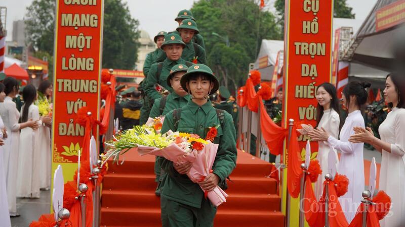 Chùm ảnh: Khoảnh khắc xúc động, tự hào trước giờ nhập ngũ - 26