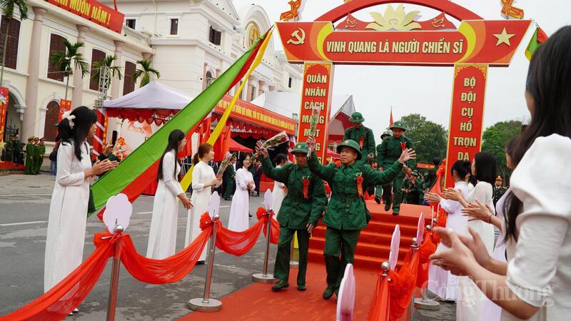 Trong tiếng nhạc rộn ràng và những tràng pháo tay không ngớt, các tân binh lần lượt bước qua “Cầu vinh quang” - nhịp cầu tượng trưng cho sự trưởng thành và khởi đầu mới.