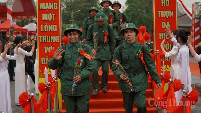 Chùm ảnh: Khoảnh khắc xúc động, tự hào trước giờ nhập ngũ - 27