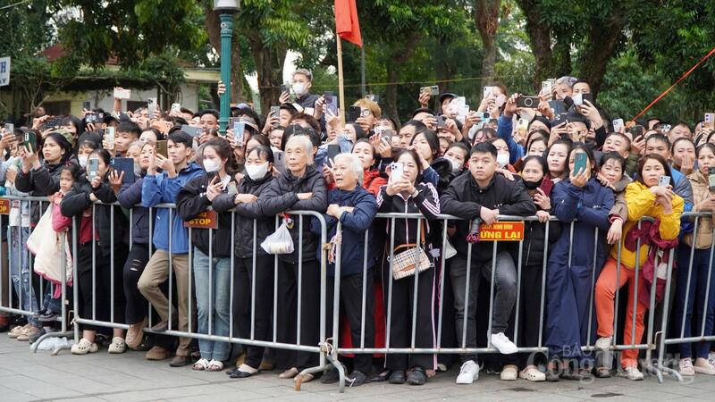 Người dân và thân nhân các tân binh đứng chật kín 2 bên đường, ai cũng mong muốn được tiễn con em mình bước vào một chặng đường mới.