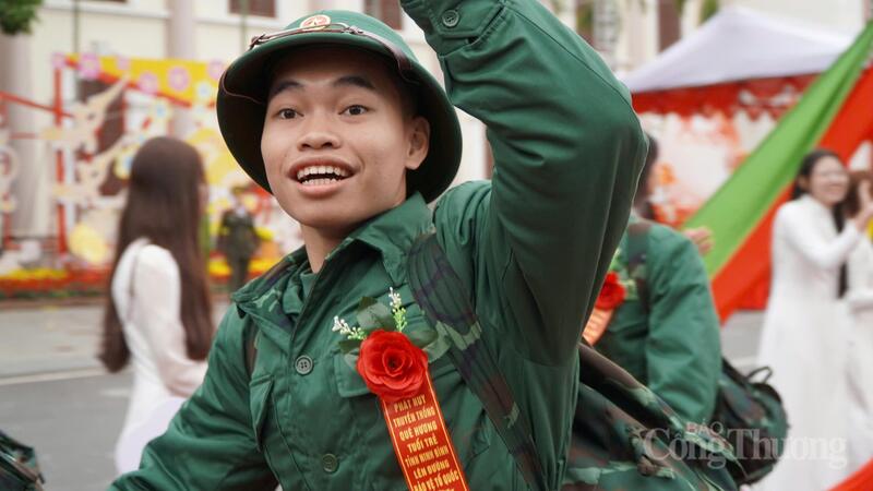 “Con hứa sẽ hoàn thành tốt nhiệm vụ, rèn luyện thật nghiêm túc để xứng đáng với niềm tin của gia đình” - đó là những gì chàng tân binh này nói với gia đình trước giờ lên xe.