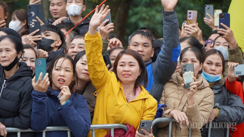 Giữa đám đông, chị Thu Hằng đứng lặng, mắt không dời từng hàng tân binh. Con trai chị vừa bước chân qua chiếc cầu vinh quang. Chị không gọi to, chỉ nhìn theo từng cử động của con.