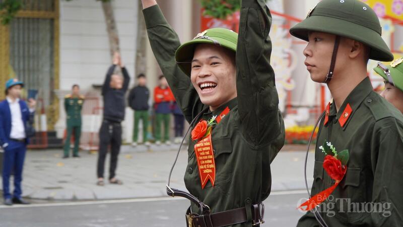 Trước giờ lên xe, nhiều tân binh tranh thủ gửi lời nhắn về gia đình. “Con hứa sẽ hoàn thành tốt nhiệm vụ, rèn luyện thật nghiêm túc để xứng đáng với niềm tin của gia đình”.