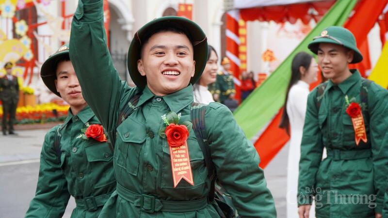 “Bố mẹ ở nhà đừng lo cho con”, thanh niên này gọi với về phía gia đình đang đứng bên hàng rào.