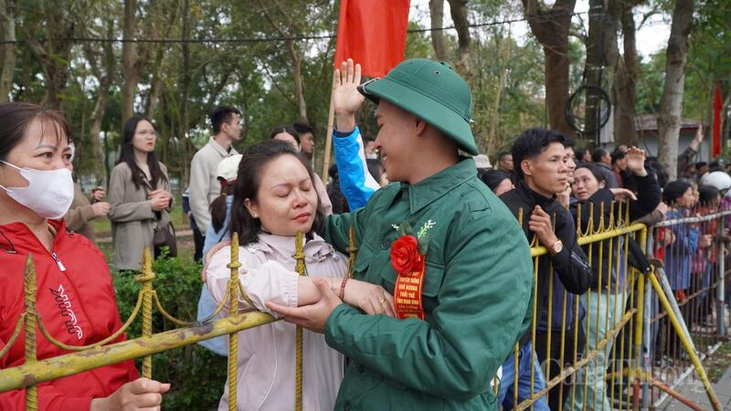 “Buồn thì có buồn chứ. Nhưng nghĩ con mình được đứng trong hàng ngũ này, tôi cũng tự hào", chị Hương nhấn mạnh.