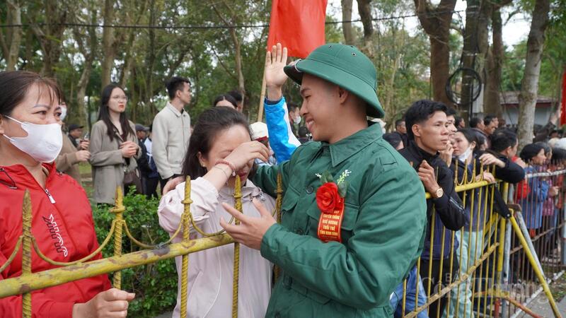 “Ở nhà nó ít nói lắm, vậy mà hôm nhận quyết định nhập ngũ, nó bảo: Mẹ yên tâm, con đi để trưởng thành hơn”, chị Hương khẽ kể, giọng nghèn nghẹn.