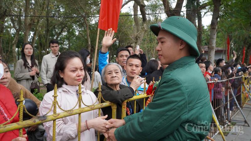 Chị Nguyễn Hương cũng có mặt tại buổi Lễ giao nhận quân để tiễn con trai mình lên đường thực hiện nghĩa vụ quân sự.