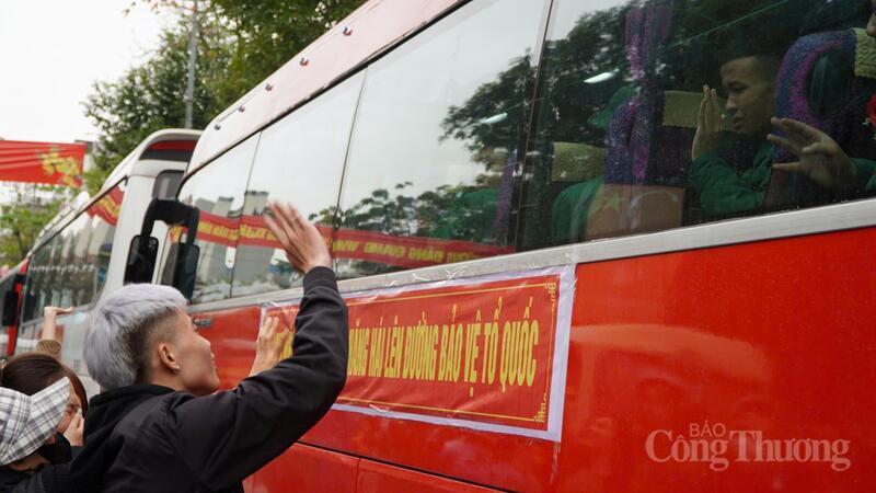 Một tân binh trẻ không giấu nổi những dòng nước mắt khi chia tay gia đình và bạn bè.