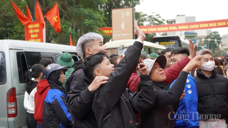 Giữa dòng người tiễn đưa, nhiều bạn bè thân thiết của các tân binh cũng có mặt từ sớm, mang theo bó hoa nhỏ và những cái ôm thật chặt.