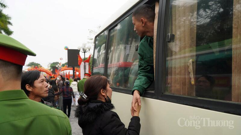 Những cái níu tay bịn rịn không muốn rời, những ánh mắt dõi theo đến phút cuối như cố giữ lại thêm một khoảnh khắc trước khi đoàn xe lăn bánh.