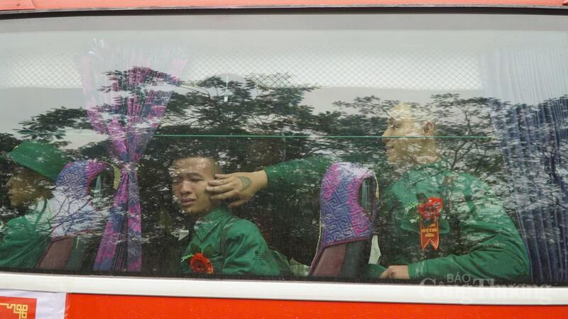 Người bạn cùng nhập ngũ, cũng là bạn học từ thời phổ thông nhẹ nhàng đưa tay lau giọt nước mắt còn vương trên má đồng đội. Với tôi, đây là hình ảnh ấn tượng nhất khi tác nghiệp tại buổi Lễ giao nhận quân lần này.