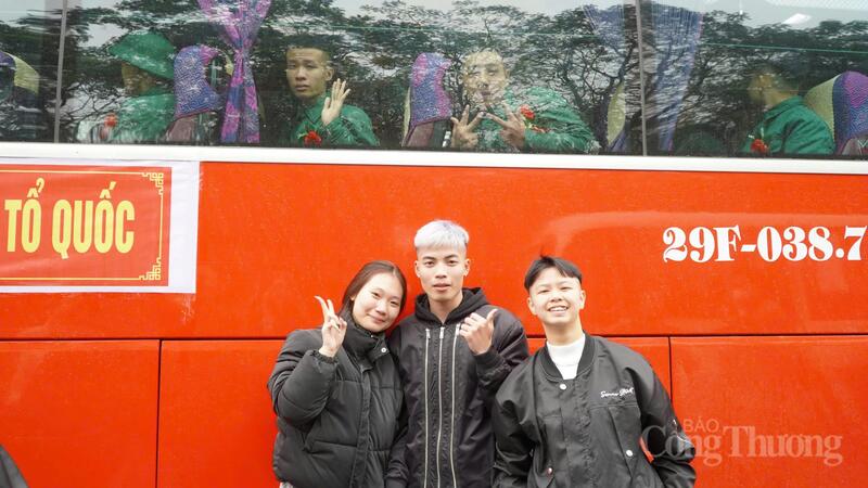 Có người còn tranh thủ chụp vội tấm ảnh kỷ niệm trước giờ chia tay, gửi gắm niềm tin rằng ngày trở về, người bạn ấy sẽ trưởng thành, bản lĩnh và tự hào hơn.