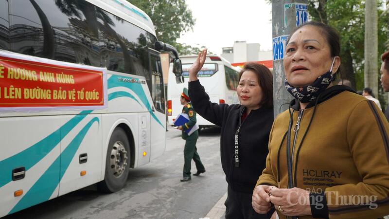 Người mẹ vẫn đứng đó, nhìn theo đoàn xe cho đến khi chỉ còn là những chấm nhỏ cuối con đường.