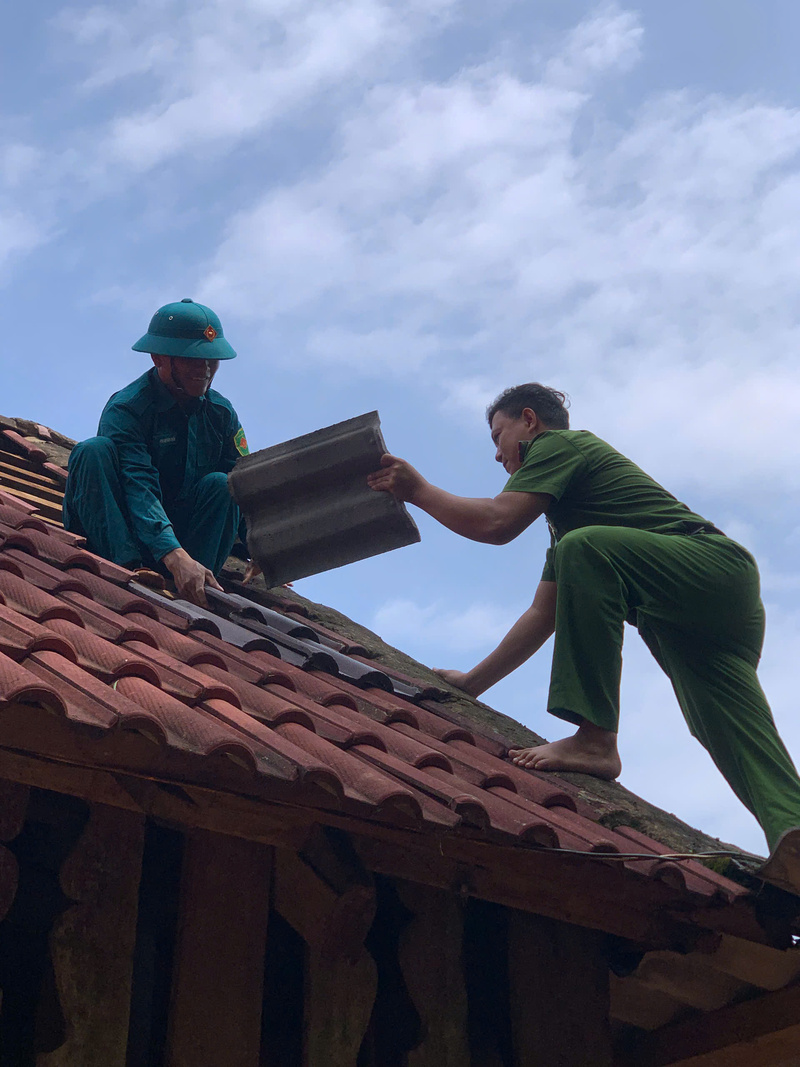 Lực lượng công an, quân sự, dân quân đã kịp thời giúp người dân khắc phục thiệt hại do lốc xoáy gây ra. Ảnh: UBND xã Ba Vì