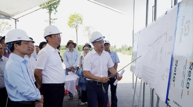 Hai dự án kè chống sạt lở kết hợp tạo quỹ đất bờ Bắc sông Trà Khúc (đoạn qua phường Trương Quang Trọng và xã Tịnh Khê; đoạn qua xã Tịnh Khê) đang được gỡ vướng để đẩy nhanh tiến độ. Ảnh: T.N