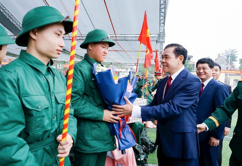 Chủ tịch UBND tỉnh Võ Trọng Hải tặng hoa, động viên công dân lên đường nhập ngũ. Ảnh: Mai Liễu