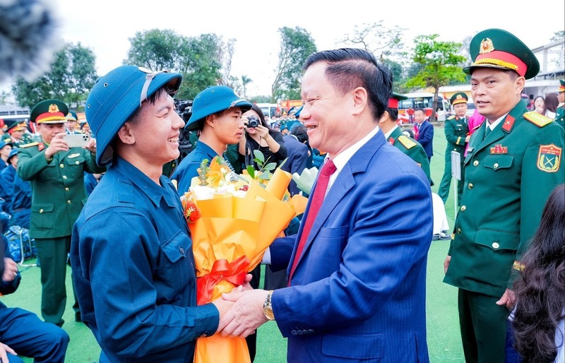 Bí thư Tỉnh ủy Nghệ An Nguyễn Khắc Thận tặng hoa, động viên công dân lên đường nhập ngũ. Ảnh: Mai Liễu