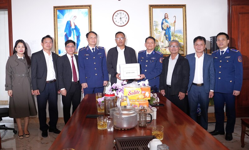 Tặng quà Giáo xứ Mẫu Lâm. Ảnh: Mai Liễu