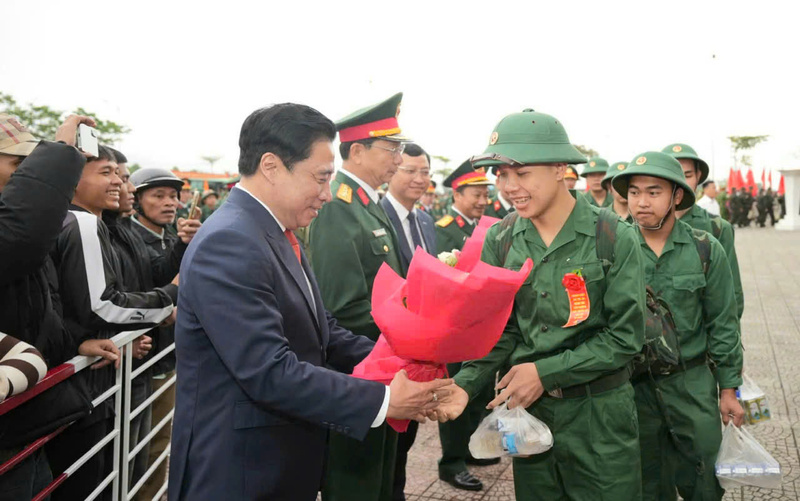 Chủ tịch UBND thành phố Huế Nguyễn Khắc Toàn tặng hoa cho các tân binh trước lúc lên đường nhập ngũ. Ảnh: M. Hinh