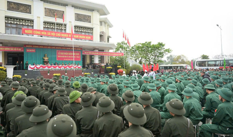 Quang cảnh lễ giao nhận quân năm 2026 tại Trung tâm Văn hóa, Thông tin và Truyền thông xã Phú Lộc. Ảnh: M. Hinh