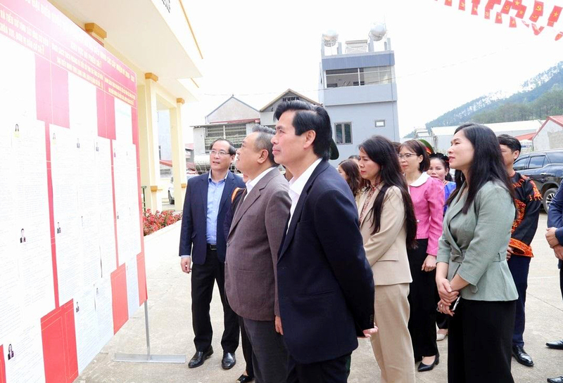 Ông Trần Sỹ Thanh (thứ 2 trái qua) Ủy viên Bộ Chính trị, Bí thư Trung ương Đảng, Chủ nhiệm Ủy ban Kiểm tra Trung ương cùng đoàn kiểm tra công tác chuẩn bị bầu cử tại Điểm bỏ phiếu số 1, thôn Chi Ma, xã Mẫu Sơn. Ảnh: langson.gov.vn