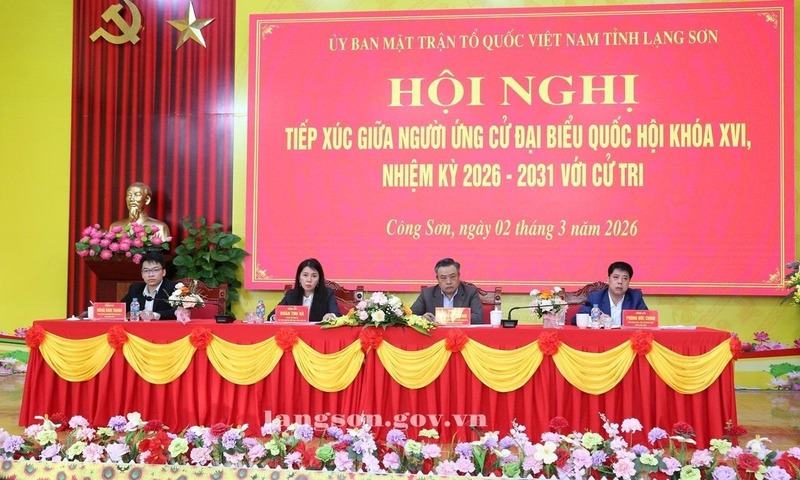 Ông Trần Sỹ Thanh (thứ 2 bên phải) cùng các ứng cử viên đại biểu Quốc hội khóa XVI, nhiệm kỳ 2026 - 2031 tiếp xúc cử tri vận động bầu cử tại xã Công Sơn. Ảnh: langson.gov.vn