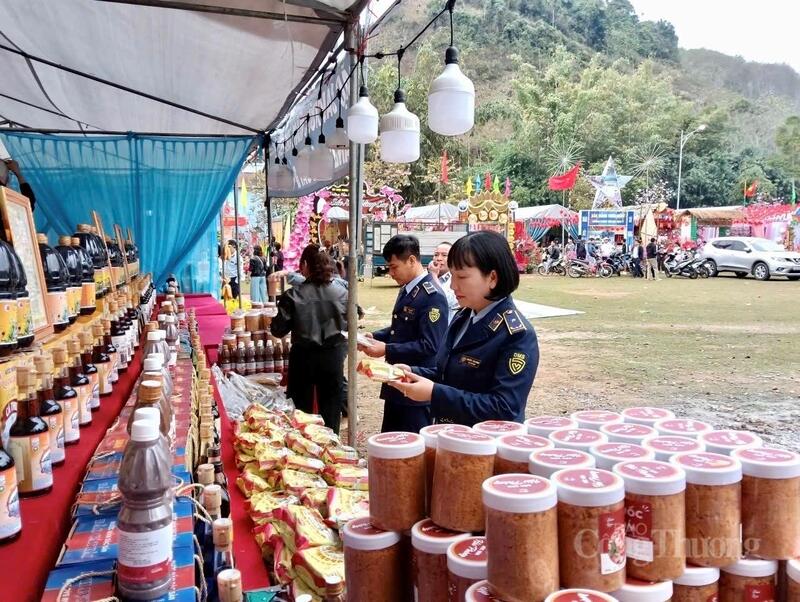 Lực lượng quản lý thị trường tỉnh Lai Châu tăng cường kiểm tra tại các điểm bán hàng ở nhiều lễ hội.