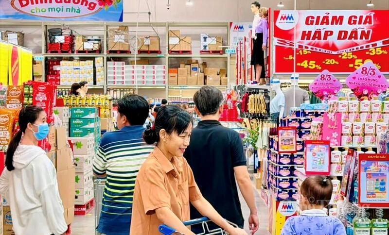 Nhiều người tiêu dùng đến các siêu thị mua sắm cho ngày lễ