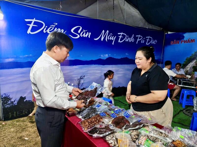 Các sản phẩm của địa phương có nguồn gốc xuất xứ rõ ràng thu hút người dân và du khách mua sắm tại lễ hội.