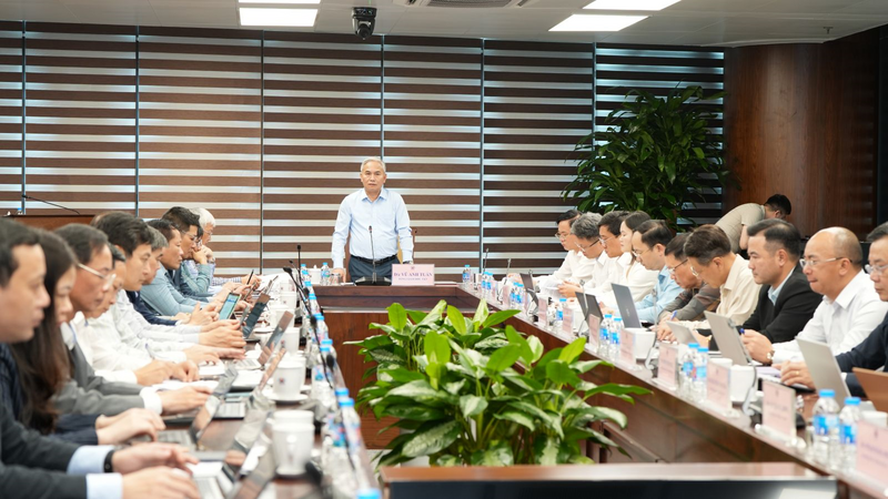 Tổng Giám đốc Tập đoàn Vũ Anh Tuấn phát biểu tại Hội nghị giao ban trực tuyến điều hành sản xuất tháng 3/2026 tại trụ sở Tập đoàn.