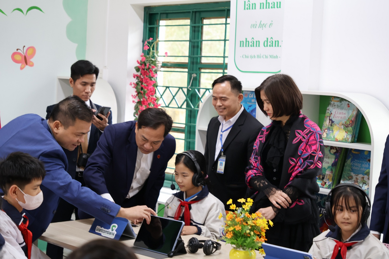 Đại diện Vietcombank cùng học sinh Trường THCS Tam Sơn, Bắc Ninh trải nghiệm không gian học tập tại “Thư viện xanh” do ngân hàng trao tặng