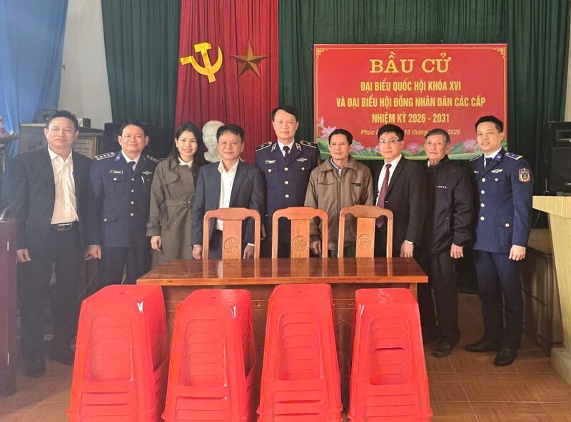 Đoàn Đặc nhiệm phòng chống tội phạm ma tuý số 2 trao tặng 2 xóm của xã Phúc Lộc 2 bộ bàn ghế và 400 ghế nhựa