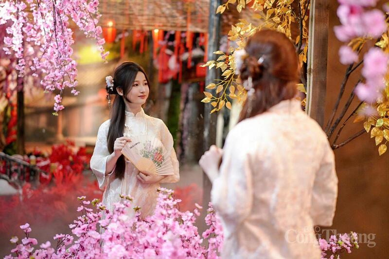 Hình ảnh tà áo dài duyên dáng của các bạn trẻ ở khắp không gian quán, lan tỏa niềm tự hào về tinh hoa trang phục dân tộc Việt Nam. Ảnh: Phương Hà