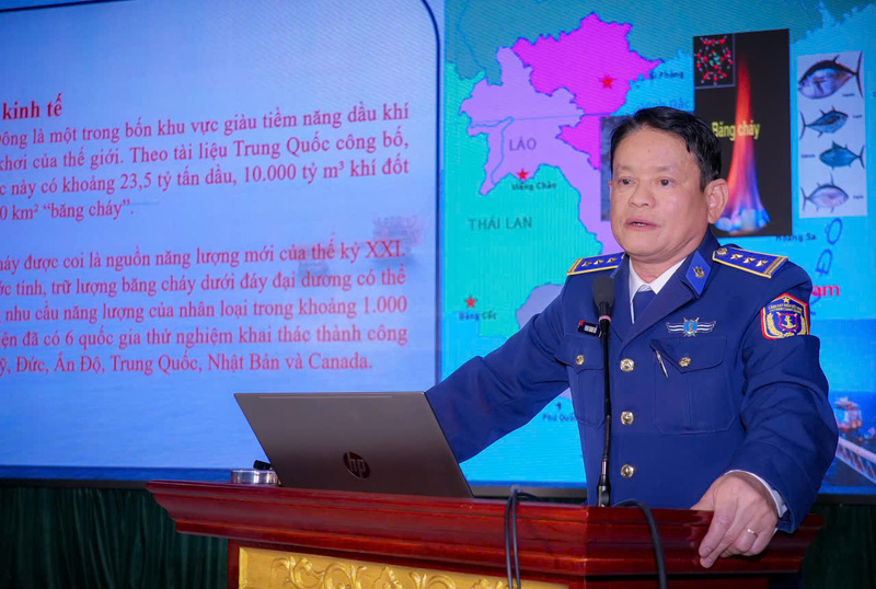 Thượng tá Phan Thanh Hải - Chính trị viên Đoàn đặc nhiệm phòng chống tội phạm ma túy số 2 thông tin, phổ biến pháp luật đến bà con nhân dân. Ảnh: Mai Liễu