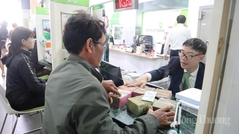 Người dân nhận tiền đền bù giải phóng mặt bằng. Ảnh: Minh An