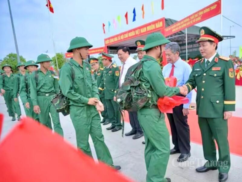 Thanh niên Đồng Tháp hăng hái lên đường thực hiện nghĩa vụ thiêng liêng