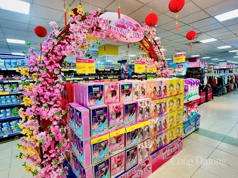 Co.opmart Vĩnh Long thiết kế nhiều giỏ quà phục vụ nhu cầu tặng quà trong dịp lễ.