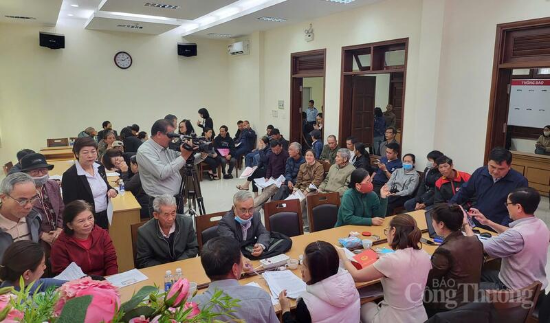 Người dân phấn khởi đến nhận tiền đền bù mặt bằng. Ảnh: Minh An