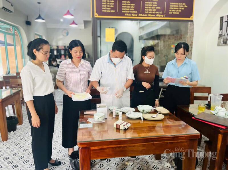 Ngành chức năng lấy mẫu kiểm tra tại các cơ sở kinh doanh. Ảnh: Phúc Sơn