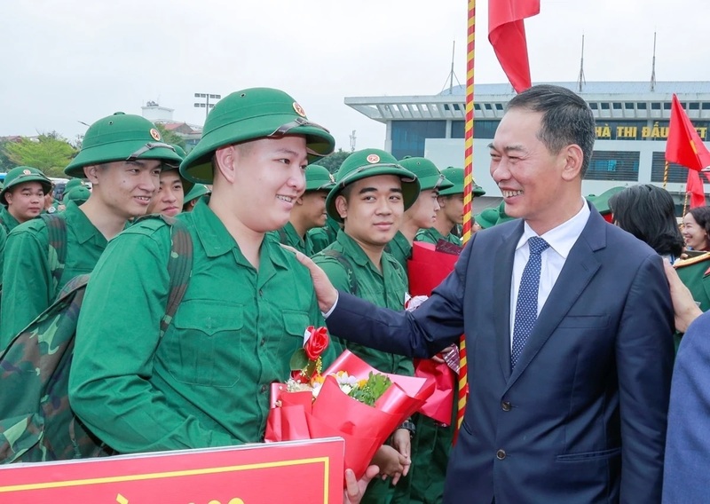 Ông Trịnh Tuấn Sinh, Phó Bí thư Tỉnh ủy, Chủ tịch Ủy ban MTTQ tỉnh Thanh Hóa dự lễ giao nhận quân tại xã Hoằng Hóa. Ảnh: Lê Hợi