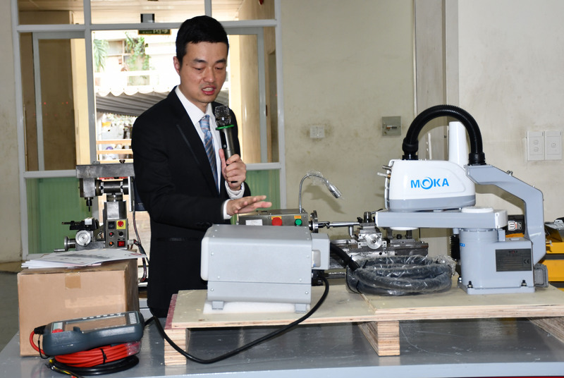 Ông Lucas Tian - Giám đốc Kỹ thuật, MOKA Robots giới thiệu đặc điểm nổi bật robot MOKA tại sự kiện. Ảnh: Minh Khuê.