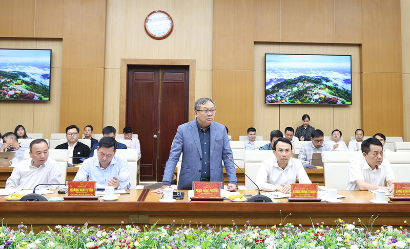 Phó Tổng giám đốc EVN Phạm Hồng Phương nêu các kiến nghị tại buổi làm việc. Ảnh: Lê Linh