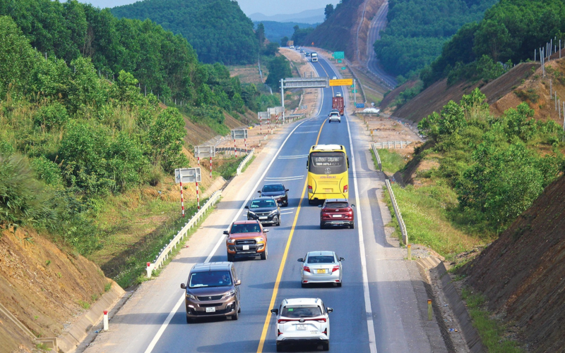 Tuyến cao tốc Cam Lộ - La Sơn được đầu tư phân kỳ 2 làn xe, dài 98km. Trên tuyến có 9 đoạn mở rộng 4 làn mỗi đoạn dài 2km, đây là các đoạn cho phép xe vượt. Ảnh: Duy Lợi.
