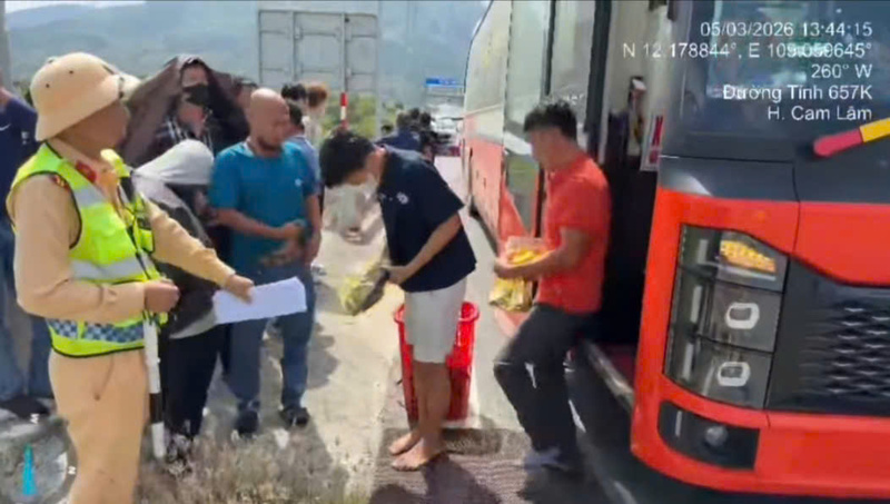 Lực lượng Cảnh sát giao thông kiểm đếm xe khách chở quá số người quy định. Ảnh: Cục Cảnh sát giao thông