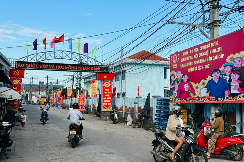 Dọc từng thôn, ngõ tại xã đảo Tam Hải rực rỡ cờ hoa, biểu ngữ, phướn tuyên truyền về ngày bầu cử. Ảnh: Bình An