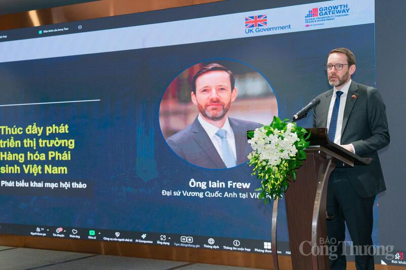 Ngài Iain Frew phát biểu tại sự kiện.