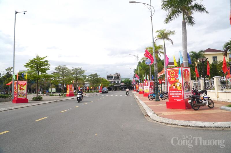 Phường Hòa Khánh đặt các biểu ngữ trực quan, sinh động, bắt mắt tuyên truyền về Ngày hội bầu cử toàn dân 15/3