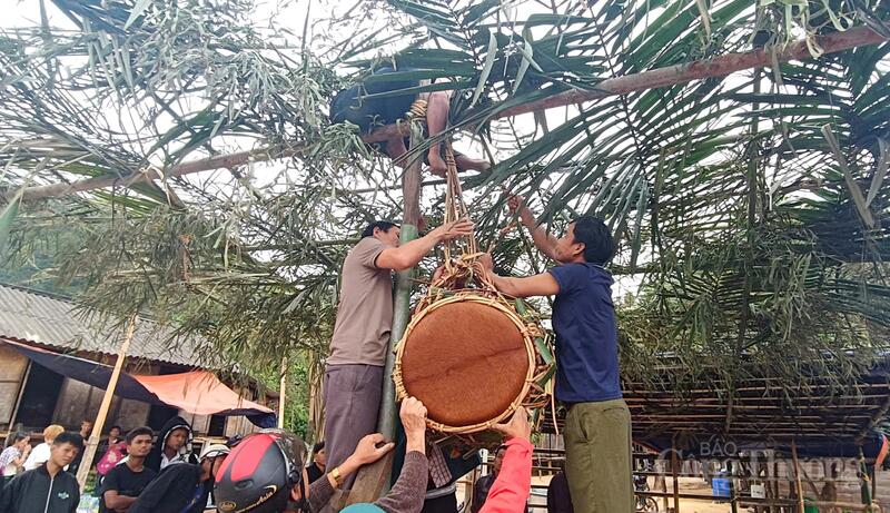 Trống được treo lên để tiến hành lễ hội